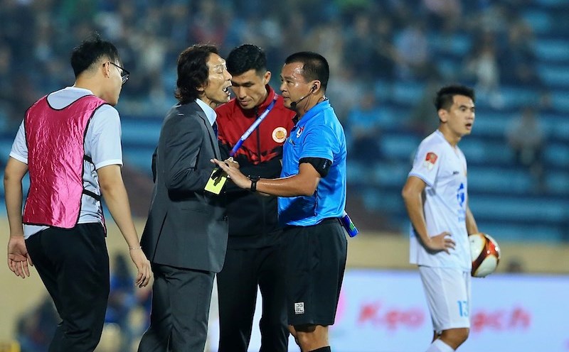 truong-ban-trong-tai-vff-hlv-gong-oh-kyun-dung-tieu-xao-xung-dang-nhan-the-do